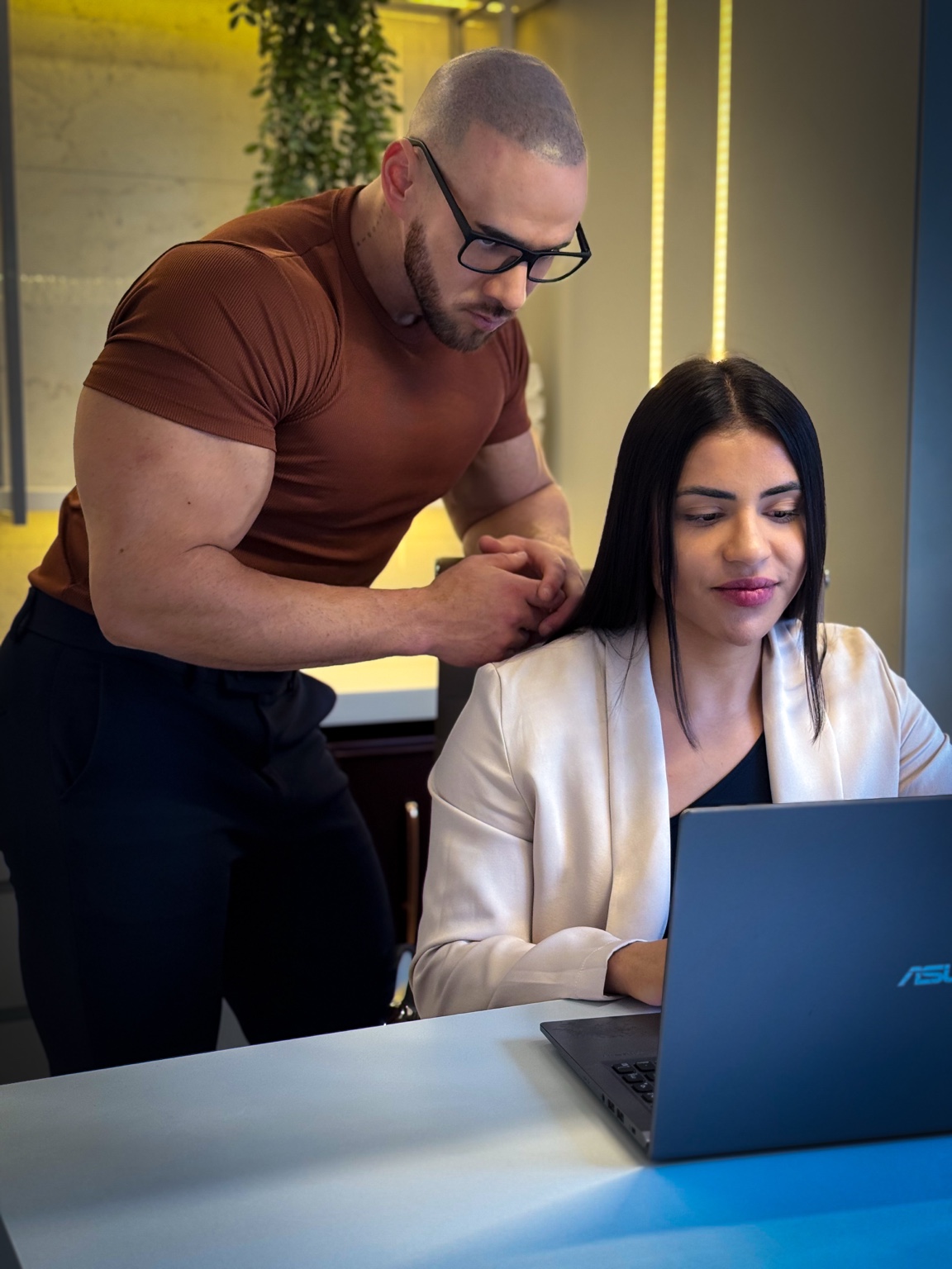 Andrew Veiga e Larissa Guterres trabalhando juntos no planejamento de um atendimento